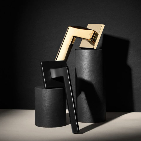 Klamka Ever fit złota PVD na rozecie kwadratowej VDS