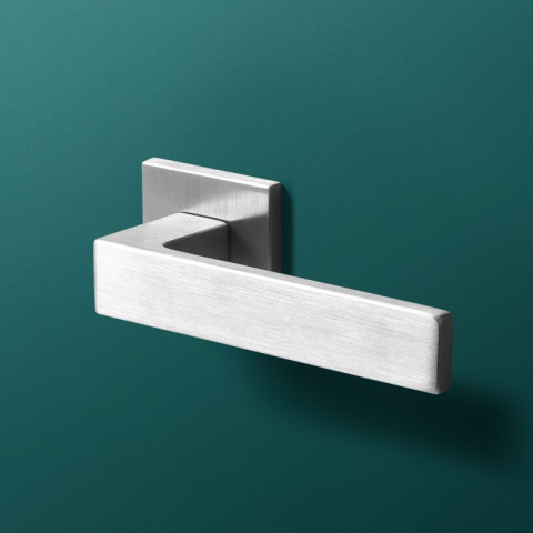 Klamka Spark fit chrom szczotkowany na rozecie kwadratowej VDS