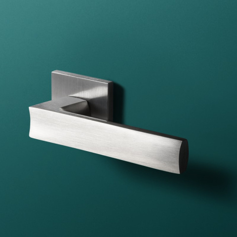 Klamka Euforio fit chrom szczotkowany na rozecie kwadratowej VDS