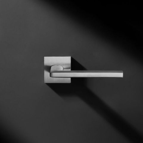 Klamka Cruz fit chrom szczotkowany na rozecie kwadratowej VDS