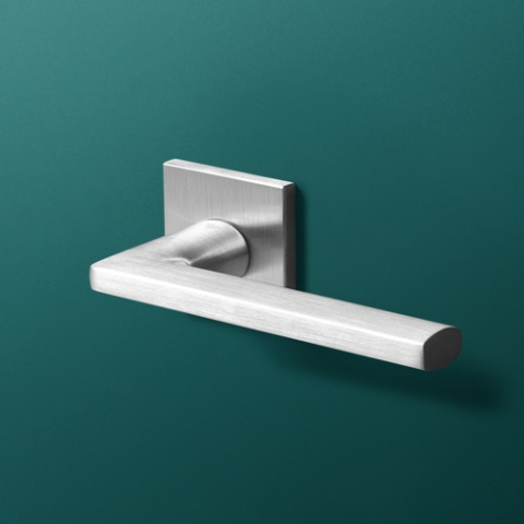 Klamka Cruz fit chrom szczotkowany na rozecie kwadratowej VDS