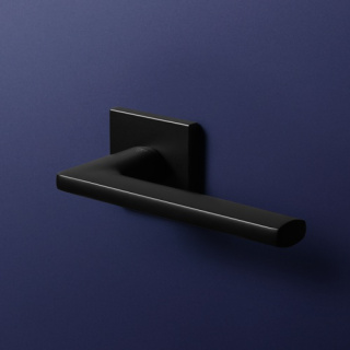 Klamka Cruz fit czarna na rozecie kwadratowej VDS