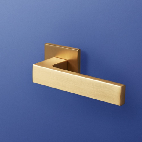 Klamka Warna fit złoty-satyna na rozecie kwadratowej VDS