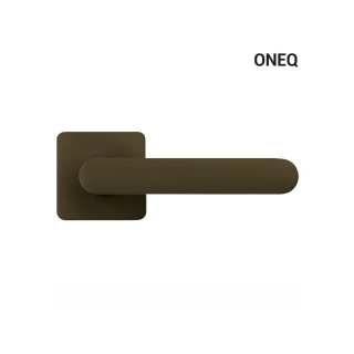 Klamka One Q brązowa na rozecie kwadratowej z rozetą na klucz Colombo