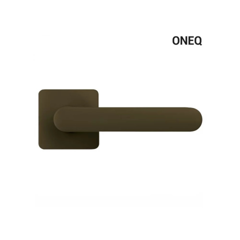 Klamka One Q brązowa na rozecie kwadratowej z rozetą na klucz Colombo