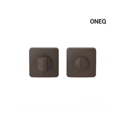 Klamka One Q brązowa na rozecie kwadratowej z rozetą na wc Colombo
