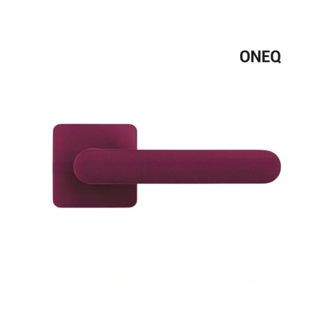 Klamka One Q bordo fiolet na rozecie kwadratowej Colombo