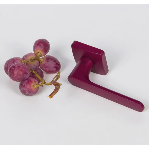 Klamka One Q bordo fiolet na rozecie kwadratowej z rozetą na wc Colombo