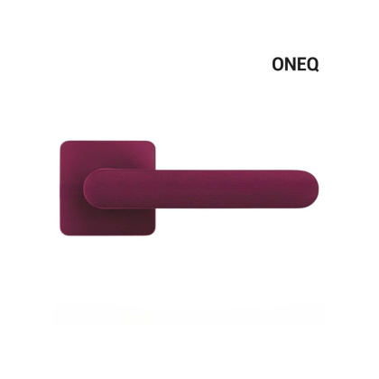 Klamka One Q bordo fiolet na rozecie kwadratowej z rozetą na wkładkę Colombo