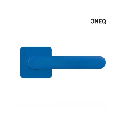 Klamka One Q capri niebieski na rozecie kwadratowej z rozetą na wkładkę Colombo