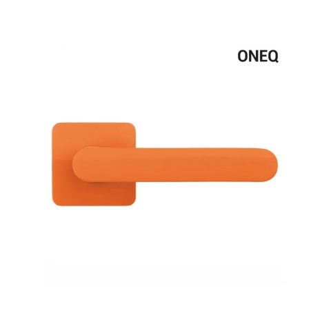 Klamka One Q pomarańczowy zachód słońca na rozecie kwadratowej z rozetą na klucz Colombo