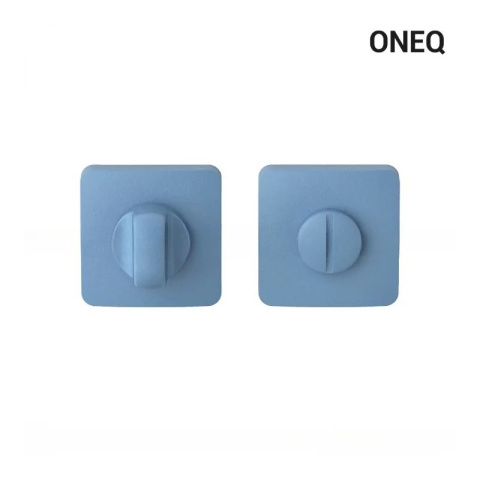 Klamka One Q niebieski ocean na rozecie kwadratowej z rozetą na wc Colombo