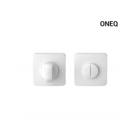 Klamka One Q biała na rozecie kwadratowej z rozetą na wc Colombo