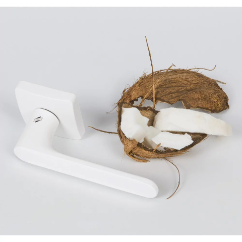 Klamka One Q biała na rozecie kwadratowej z rozetą na wc Colombo