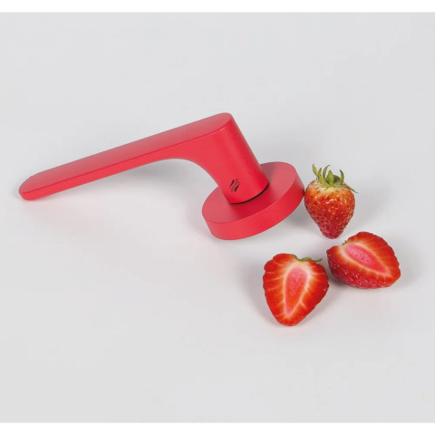 Klamka One truskawkowa czerwień na rozecie okrągłej z rozetą na klucz Colombo