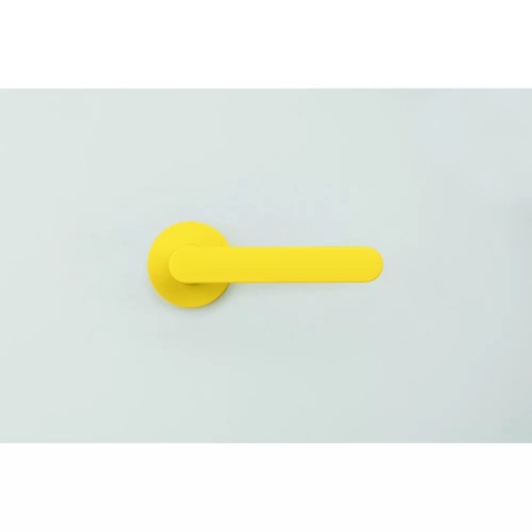 Klamka One cytrynowy żółty na rozecie okrągłej z rozetą na klucz Colombo