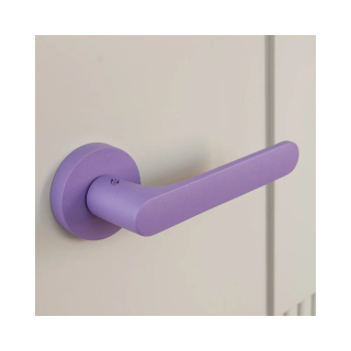 Klamka One fioletowy na rozecie okrągłej z rozetą na klucz Colombo