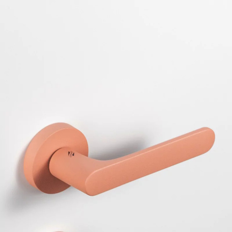 Klamka One różowy brudny na rozecie okrągłej Colombo