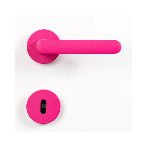 Klamka One malinowy róż na rozecie okrągłej z rozetą na klucz Colombo