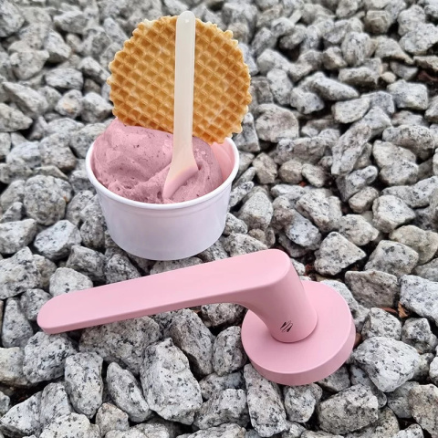 Klamka One różowy antyczny na rozecie okrągłej z rozetą na wc Colombo