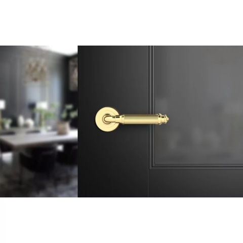 Klamka Aria R CL mosiądz błyszczący PVD na rozecie okrągłej Corona