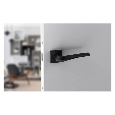 Klamka Flow czarna na rozecie kwadratowej Corona