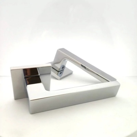 Klamka Focus Slim chrom błyszczący na rozecie kwadratowej Corona