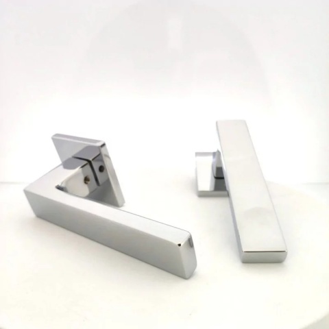 Klamka Focus Slim chrom błyszczący na rozecie kwadratowej Corona