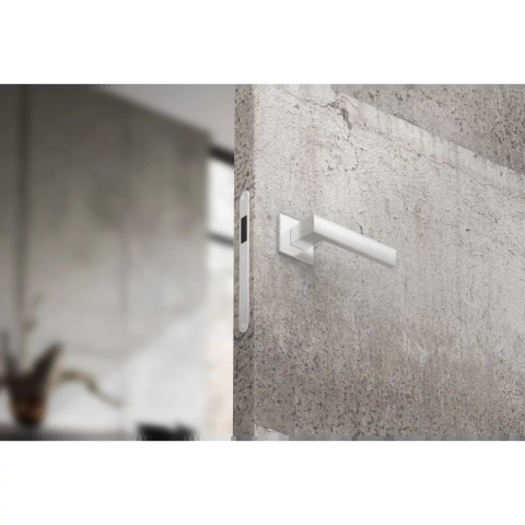 Klamka Focus Slim chrom szczotkowany na rozecie kwadratowej Corona