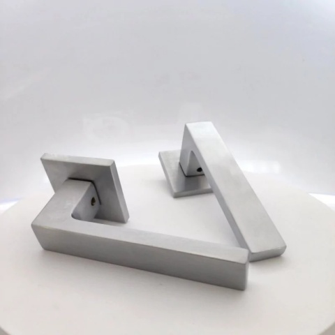 Klamka Focus Slim chrom szczotkowany na rozecie kwadratowej Corona