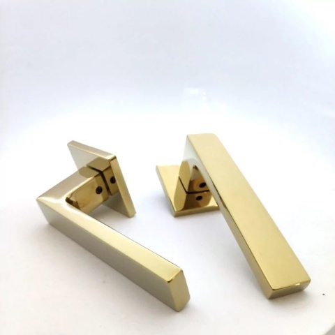 Klamka Focus Slim mosiądz błyszczący PVD na rozecie kwadratowej Corona