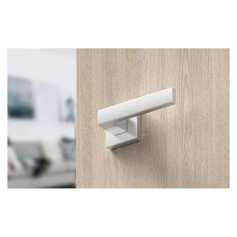 Klamka Focus chrom szczotkowany na rozecie kwadratowej Corona