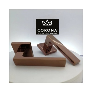 Klamka Focus miedź błyszcząca PVD na rozecie kwadratowej Corona