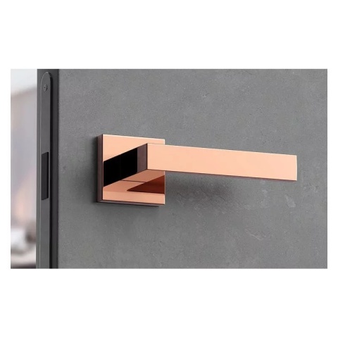 Klamka Focus miedź błyszcząca PVD na rozecie kwadratowej Corona