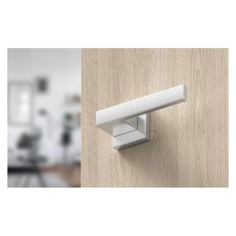 Klamka Grand chrom szczotkowany na rozecie kwadratowej Corona