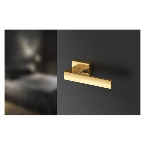 Klamka Grand mosiądz błyszczący PVD na rozecie kwadratowej Corona