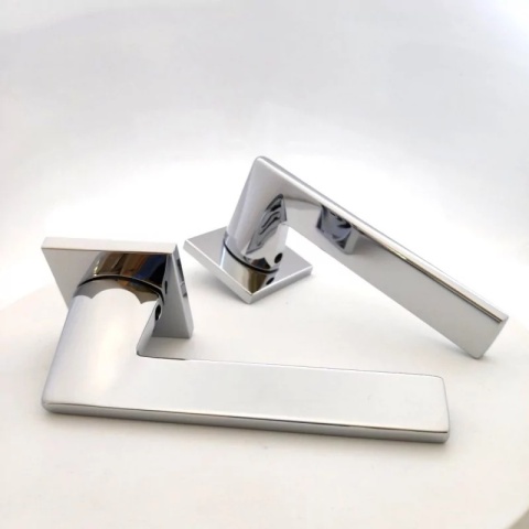 Klamka Harmony Slim chrom błyszczący na rozecie kwadratowej Corona