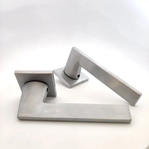 Klamka Harmony Slim chrom szczotkowany na rozecie kwadratowej Corona