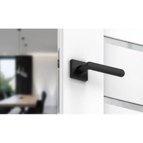 Klamka Icona Q Slim czarna na rozecie kwadratowej Corona