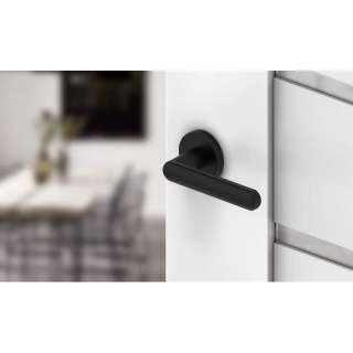 Klamka Icona R Slim czarna na rozecie okrągłej Corona