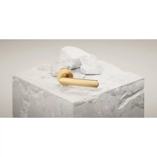 Klamka Icona R Slim mosiądz matowy na rozecie okrągłej Corona