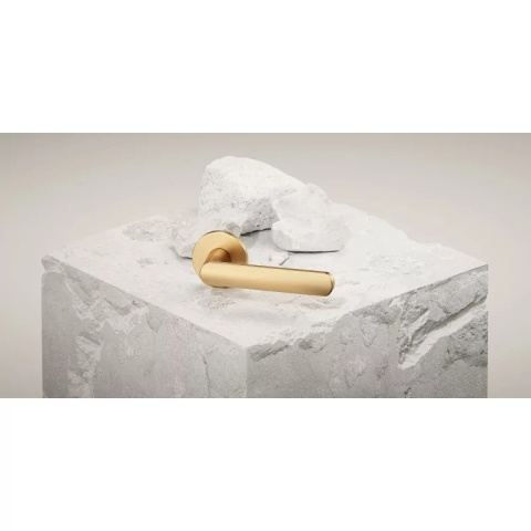 Klamka Icona R Slim mosiądz matowy na rozecie okrągłej Corona