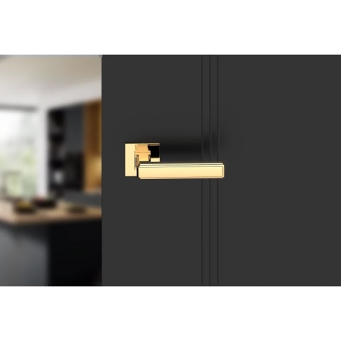 Klamka Royal Slim mosiądz błyszczący PVD na rozecie kwadratowej Corona