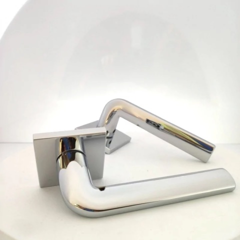 Klamka Scandi Slim chrom błyszczący na rozecie kwadratowej Corona