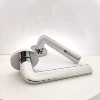 Klamka Scandi Slim chrom błyszczący na rozecie okrągłej Corona