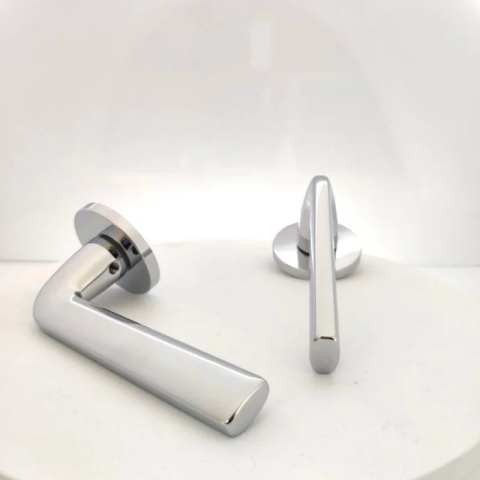 Klamka Scandi Slim chrom błyszczący na rozecie okrągłej Corona