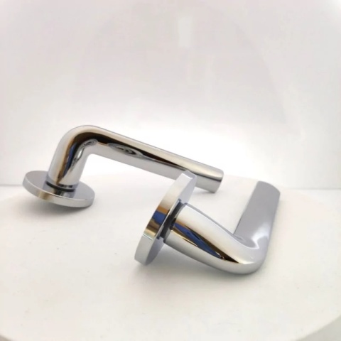 Klamka Scandi Slim chrom błyszczący na rozecie okrągłej Corona