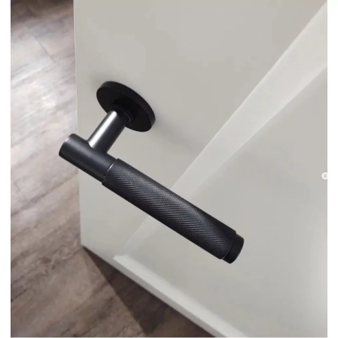 Klamka Time Slim czarna na rozecie okrągłej Corona