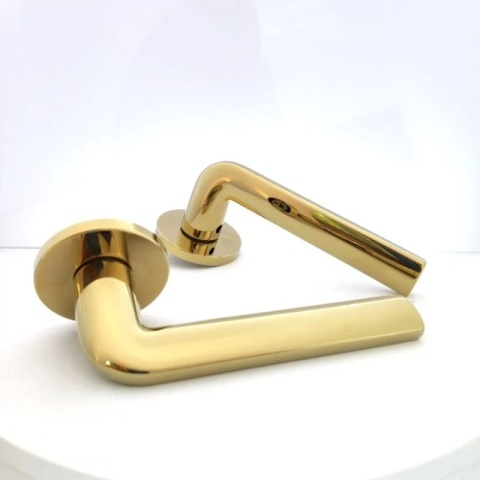 Klamka Scandi Slim mosiądz błyszczący PVD na rozecie okrągłej Corona