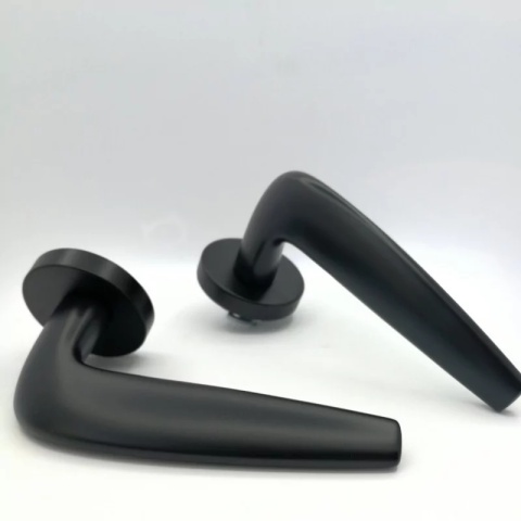 Klamka Soft czarna na rozecie okrągłej Corona